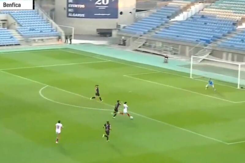 marcó su primer gol con la camiseta del Sevilla en un amistoso ante el Benfica en Portugal.