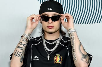 Peso Pluma reapareció con un drástico cambio de look