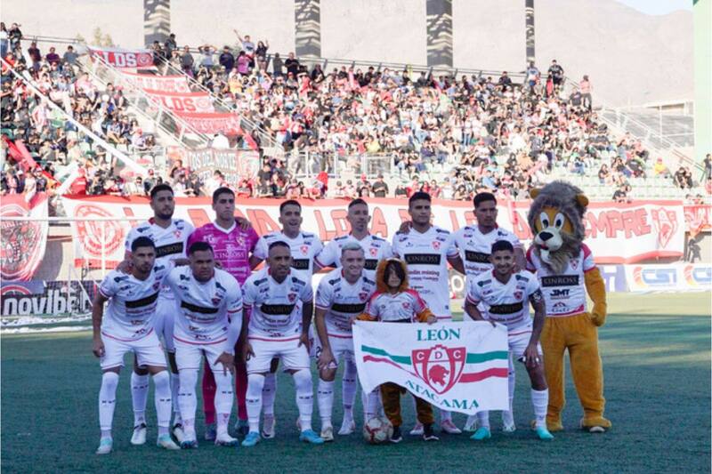 Deportes Copiapó con su nueva camiseta en el partido ante la U. Foto: Agencia Aton.
