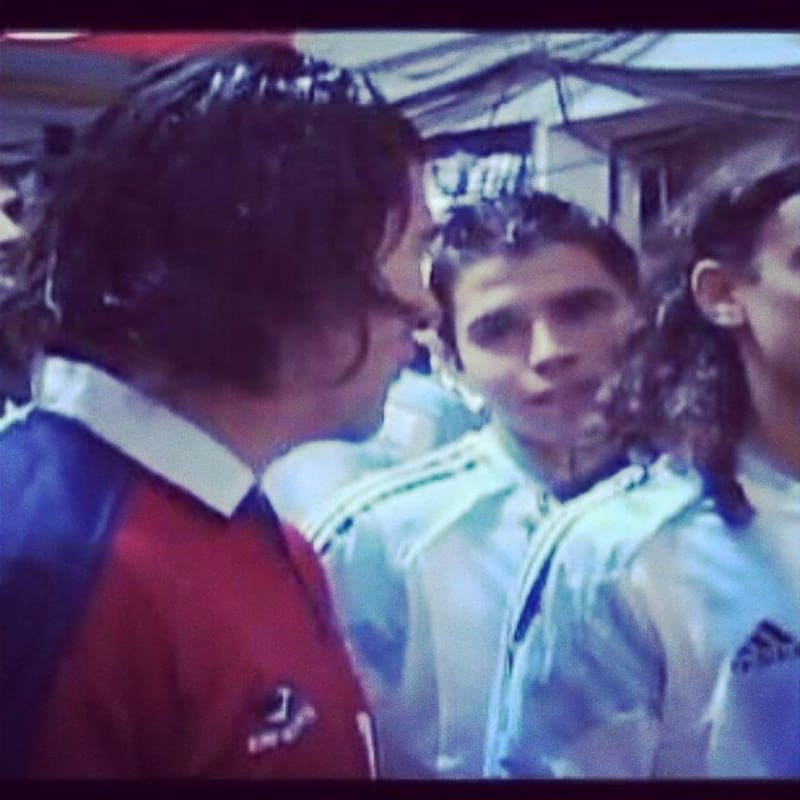 Eliminatorias para Alemania 2006: Javier Saviola mira con admiración a Marcelo Salas.