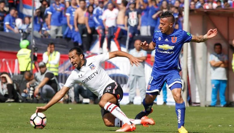 Luis Pedro Figueroa viste la camiseta de Colo Colo en un partido contra la U.