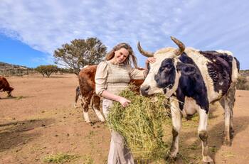 Eliana Albasetti rompe récords en su fonda vegana: Hicieron el choripán más largo y abrazaron vacas