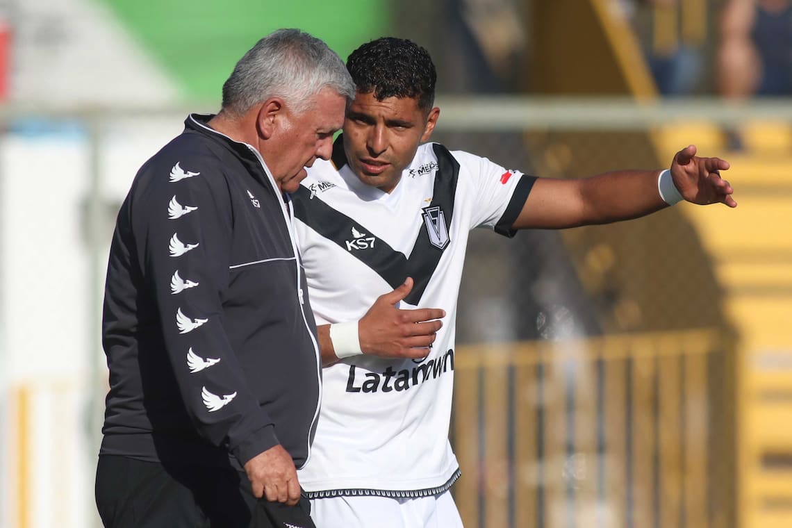 "Mucho entrenador que es muy bueno en la cancha, fracasa fuera de ella, en el camarín, en el liderazgo", advierte el DT.
