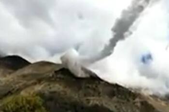 VIDEO | ¿Será un avión, un misil o una nave? Objeto no identificado se estrella contra cerro en Perú