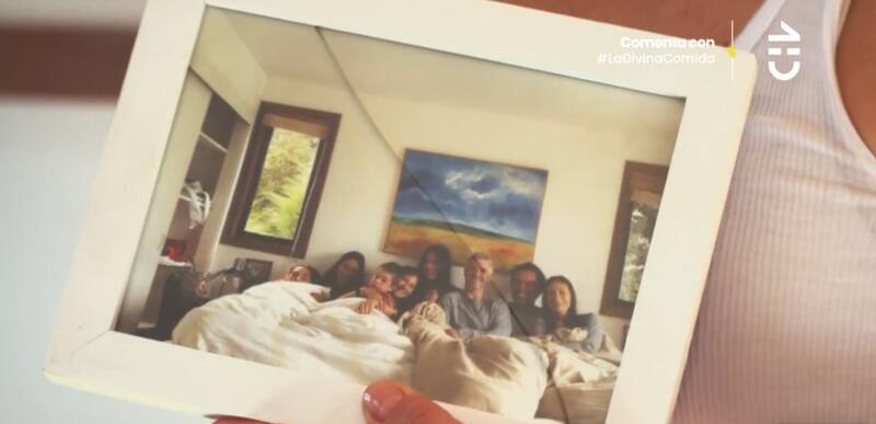 Una especial postal de la familia de Amparo Noguera, incluido Ricardo Fernández. Créditos: CHV