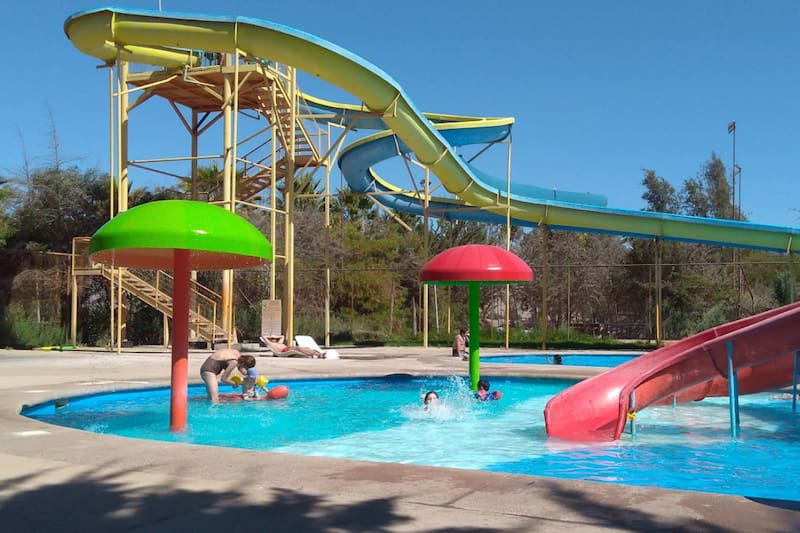 Con toboganes y piscinas para niños y adultos, el recinto se posiciona como una de las mejores alternativas para capear el calor en el norte. Créditos: Google Maps.