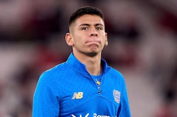 Iba a ser la próxima gran figura del fútbol argentino, pero Manchester City no sabe qué hacer con él