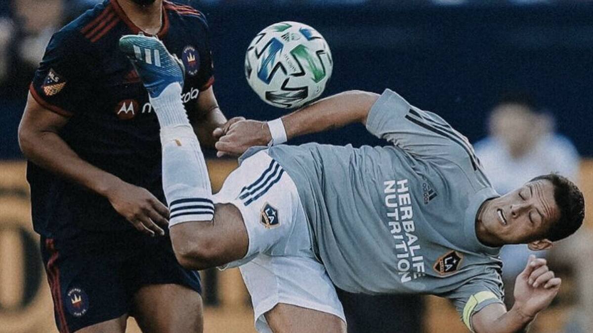 "Chicharito" Hernández hace olvidar a Zlatan con un genial taco en la MLS