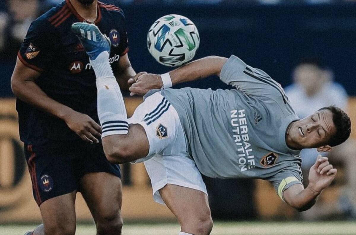 "Chicharito" Hernández hace olvidar a Zlatan con un genial taco en la MLS