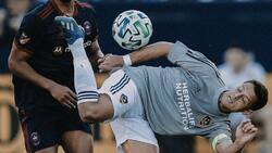 "Chicharito" Hernández hace olvidar a Zlatan con un genial taco en la MLS