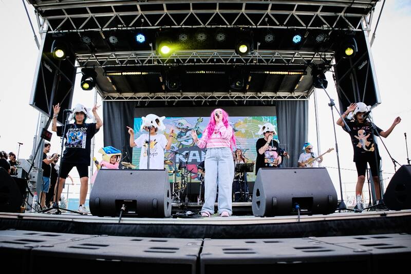 Durante su presentación en Lollapalooza Chile 2025, la banda contó con la participación de Christell Rodríguez.