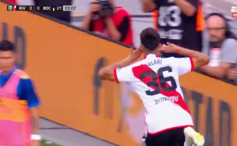 Pablo Solari abrió la cuenta en el Superclásico de Argentina.