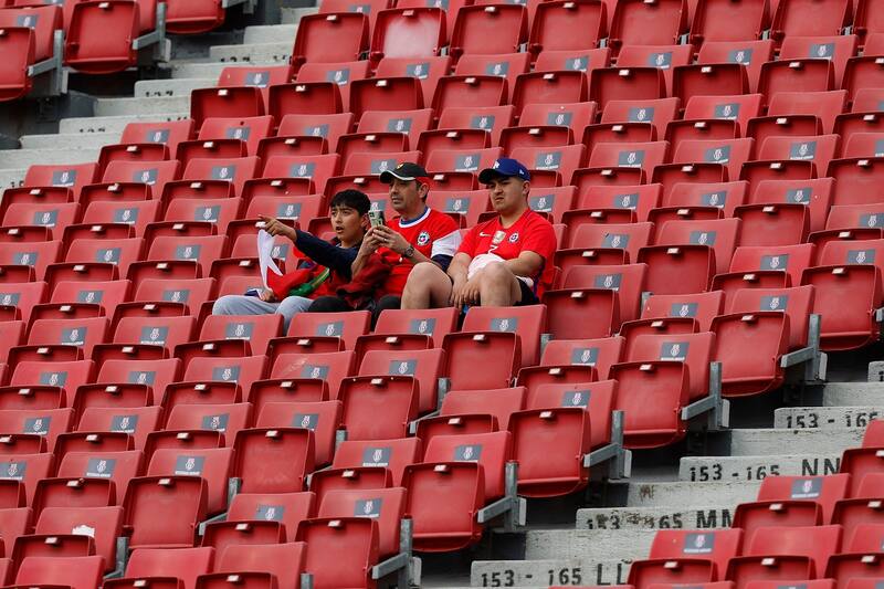 no pueden ingresar al Estadio Nacional.