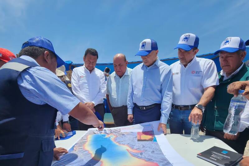 Autoridades analizan el proyecto en el lugar en donde se emplazará.