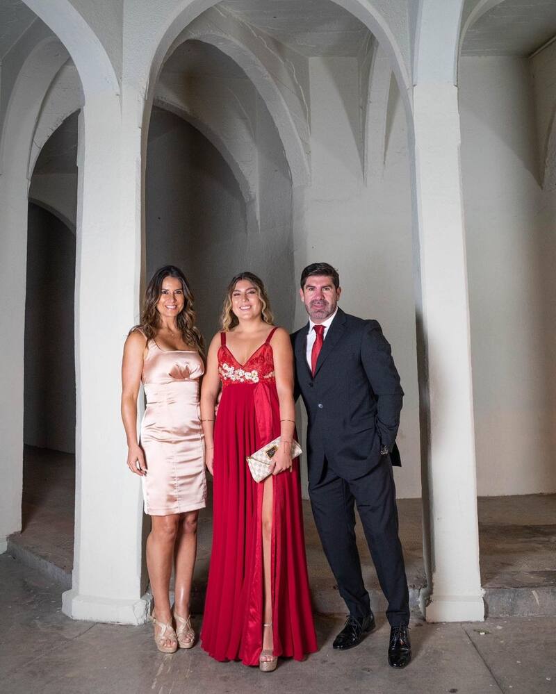 Catalina Salas y sus padres, Marcelo Salas y Carolina Messen.