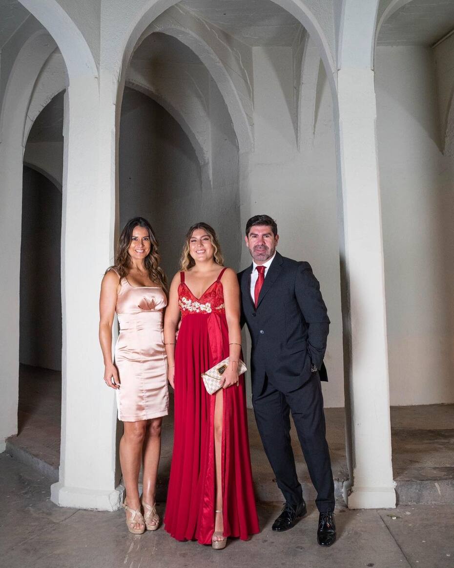 Catalina Salas y sus padres, Marcelo Salas y Carolina Messen.