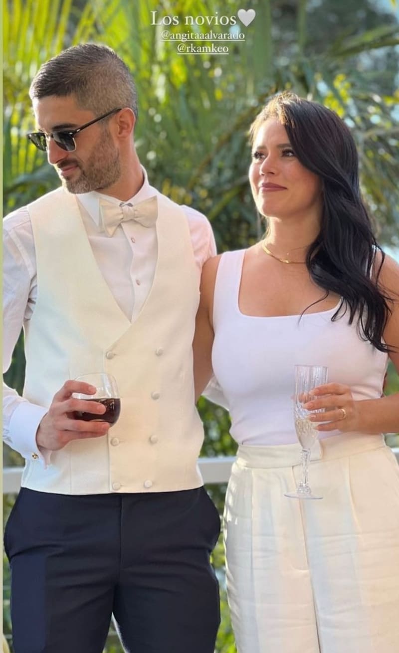 La pareja durante la fiesta de su boda. Créditos: Instagram.