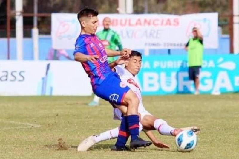 Este fue el momento en que Benjamín Inostroza recibió una fuerte entrada en el partido de Iberia ante Deportes Melipilla.