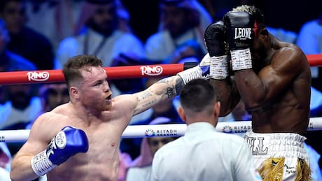 Canelo Álvarez fue más que William Scull en Arabia Saudita: decisión unánime