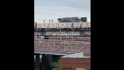 VIDEO | Al menos ocho personas son captadas en el techo de un tren que cruzaba un puente en Brooklyn