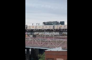 VIDEO | Al menos ocho personas son captadas en el techo de un tren que cruzaba un puente en Brooklyn