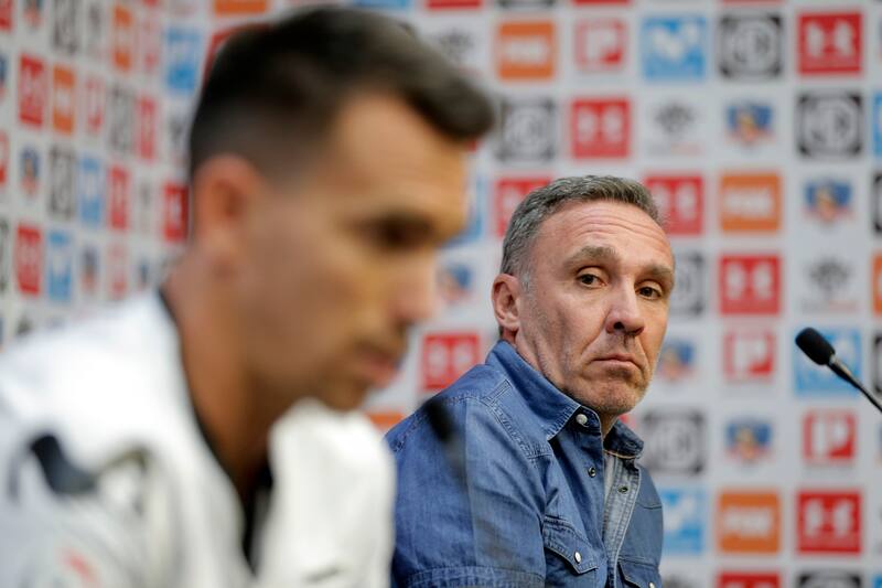 Febrero de 2019, el ex volante de Colo Colo en su rol de gerente deportivo del club albo, en la presentación de Pablo Mouche.