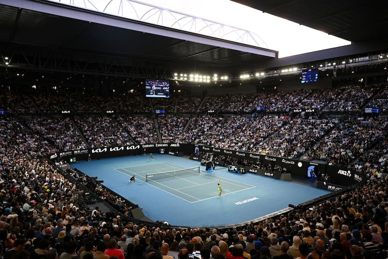 El juez de silla de la final entre Carlos Alcaraz y Novak Djokovic protagonizó un divertido momento tras su advertencia al público. Foto: Agencia EFE