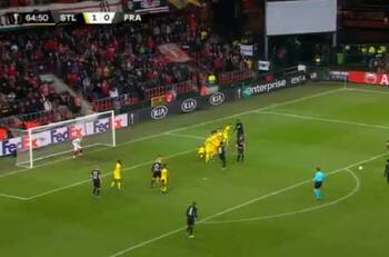 El fail de defensa que quiso cubrir la barrera a lo Messi, pero no pudo evitar el gol del Frankfurt