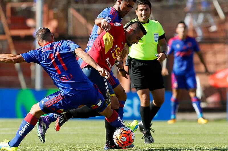 Carlos Salom jugando con la camiseta de Unión Española ante la U. Foto: Aton.