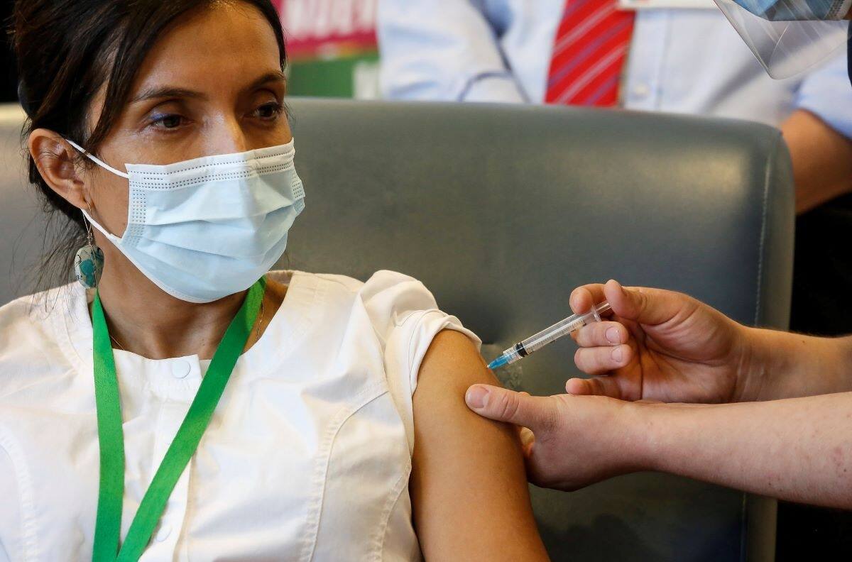 Encuesta Cadem: 56% de la población confía más en la vacuna Pfizer que en la de Sinovac