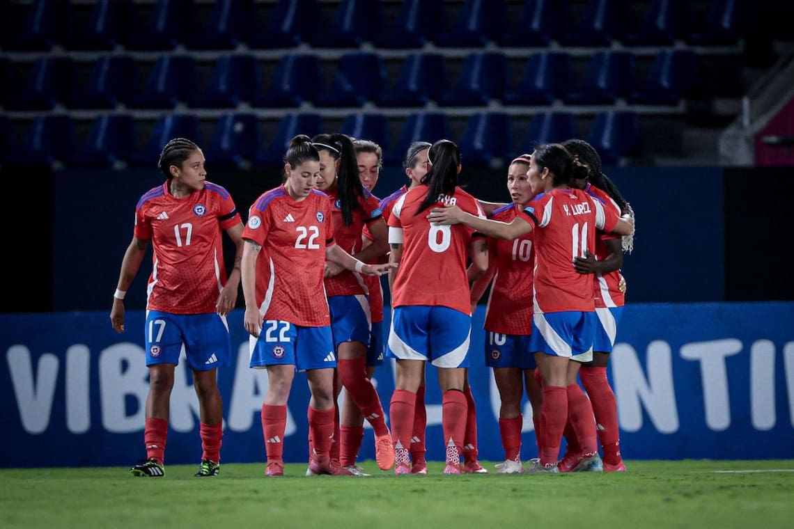 La Roja celebra un gol en el vacío estadio de Independiente del Valle.