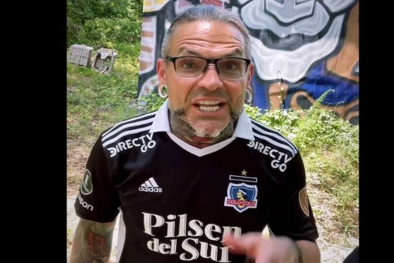 vistiendo la camiseta de Colo Colo.