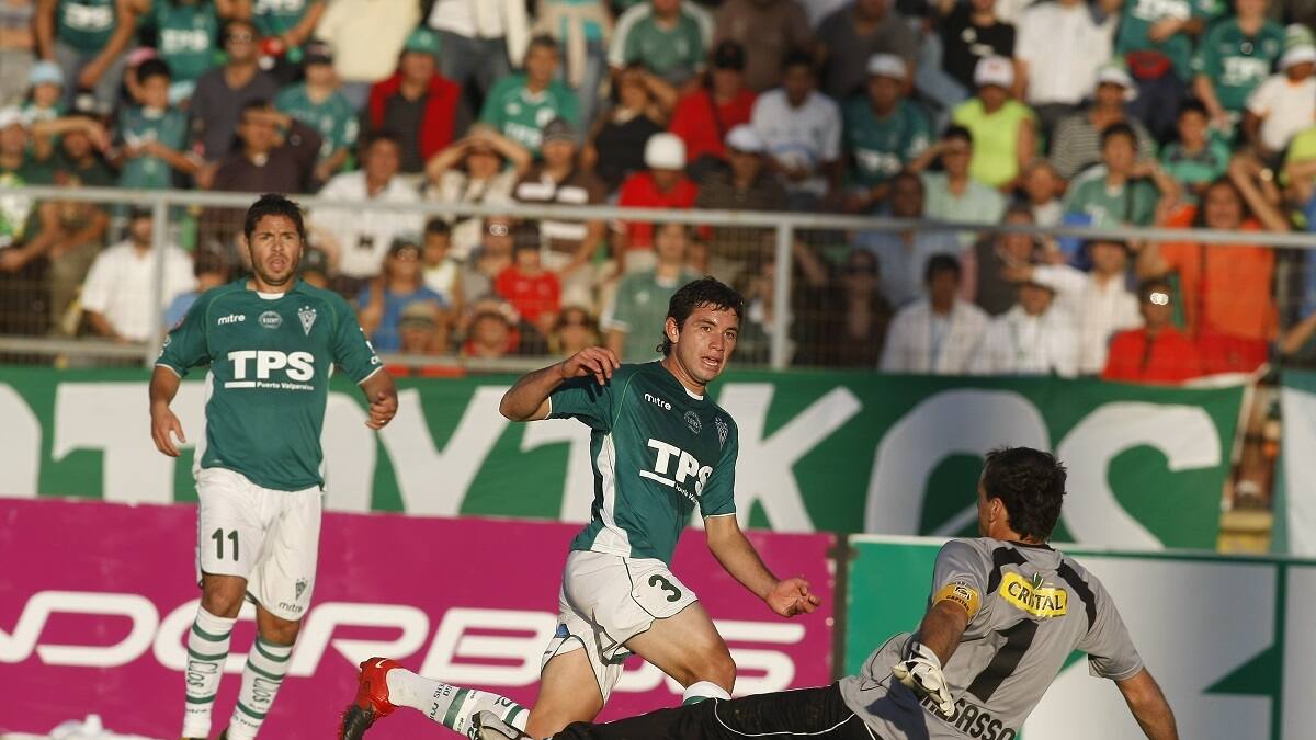 Eugenio Mena festejó el triunfo de Wanderers ante Everton en el Clásico Porteño