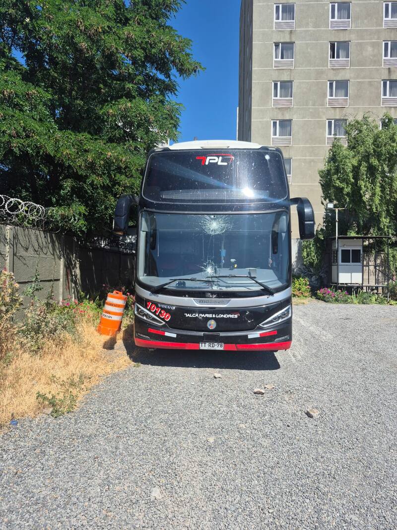 El bus azul fue apedreado en Rancagua.