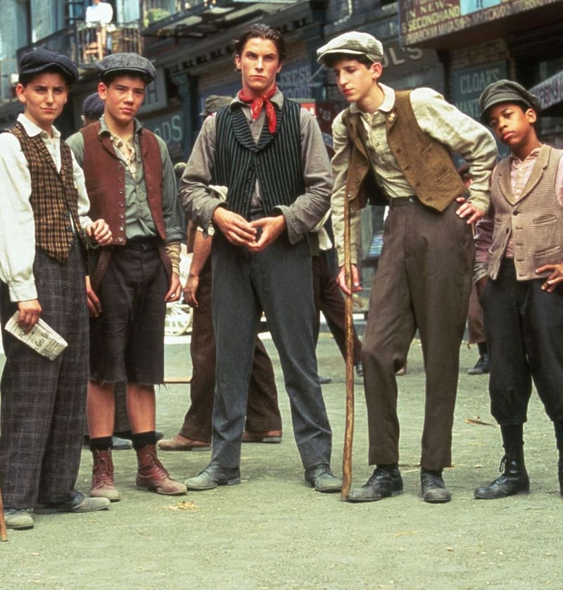 Rob Kardashian como Christian Bale en la película "Newsies"