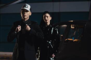 Jere Klein se la juega con Claudia y Mariana di Girolamo y Pancho Melo en su videoclip de “CHIKA MALA”