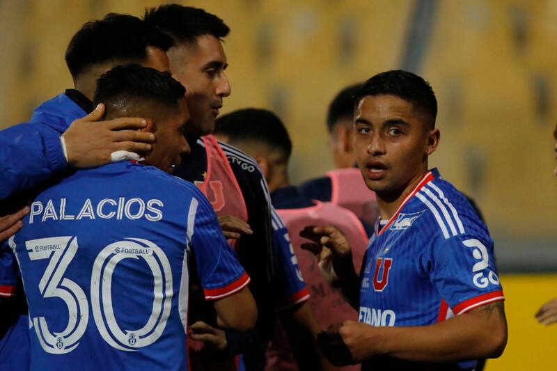 Universidad de Chile viene de vencer a la Universidad Católica en su partido suspendido en Concepción.