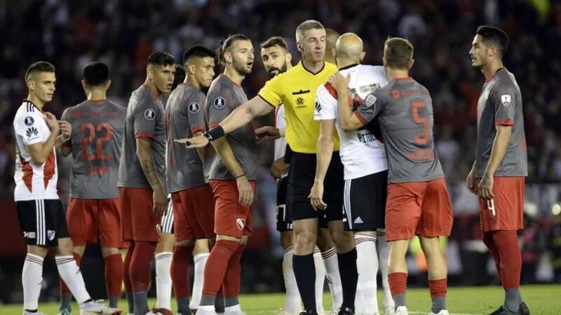 Anderson Daronco, en el polémico partido de Independiente y River Plate por Copa Libertadores.