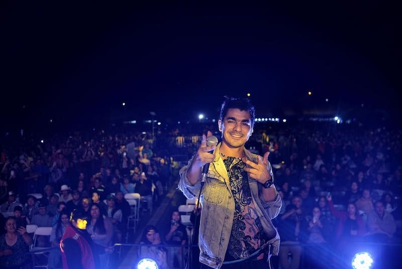 Max Vivar cantando en el regreso de Villa Cariño. Créditos: @villacarino