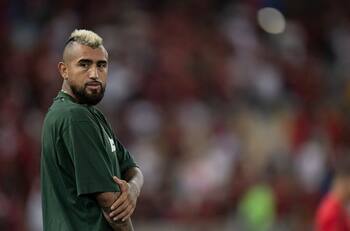 "Estamos contigo": Hinchas del Flamengo enviaron su apoyo a Arturo Vidal tras la muerte de su padre