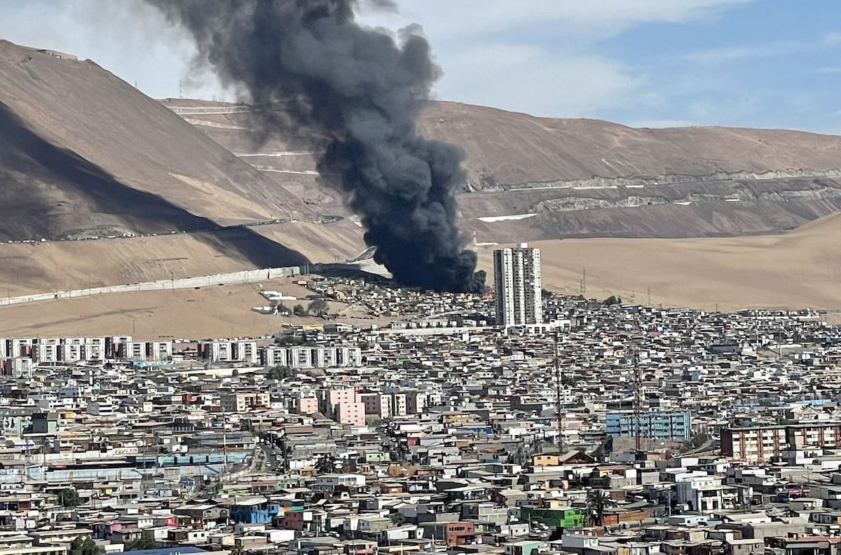 VIDEO | Impresionante incendio en Iquique amenaza a cerca de 40 casas de la zona