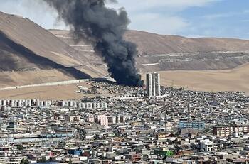 VIDEO | Impresionante incendio en Iquique amenaza a cerca de 40 casas de la zona