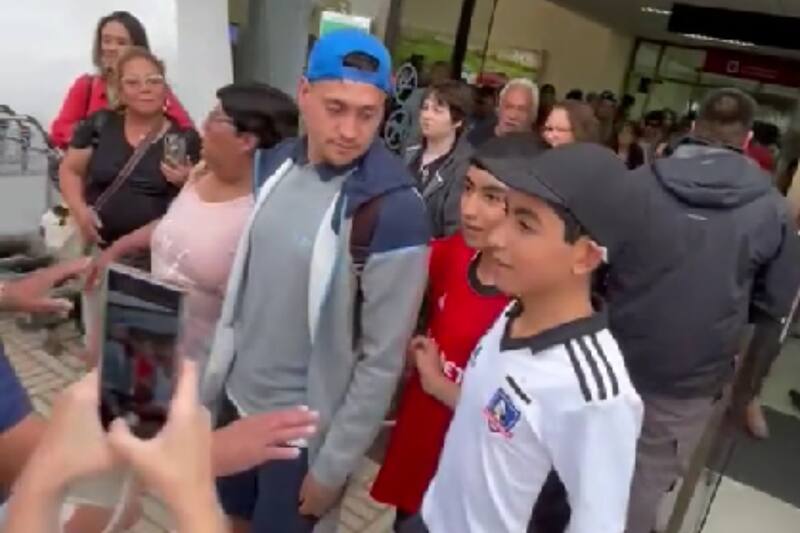 se sacó una foto con dos hinchas de Colo Colo en Coquimbo.