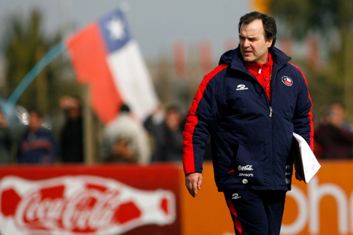 FUTBOL, ENTRENAMIENTO SELECCION CHILENA.
MARCELO BIELSA, ENTRENADOR, OBSERVA LA PRACTICA DE SUS DIRIGIDOS, MIENTRAS UNA BANDERA CHILENA ONDEA A SUS ESPALDAS.
23/08/2007
SANTIAGO, CHILE.