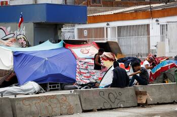 Gran contingente de Carabineros y PDI desalojó a un centenar de migrantes en Plaza Brasil de Iquique