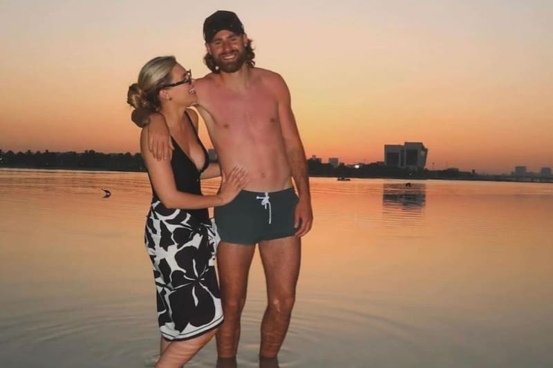 junto a su novia, Kimberley Abbott, en Dubai. Foto: Instagram Ben Brereton.