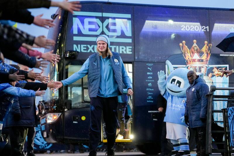 saludando a los hinchas del Manchester City, conexión que quieren replicar en Cobreloa. (Foto: @ManCity)
