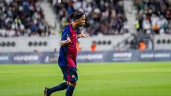 VIDEO | Nostalgia pura: Ronaldinho anotó un golazo de tiro libre ante las leyendas del Real Madrid