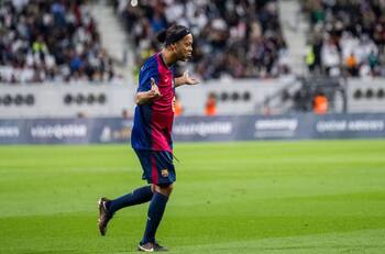 VIDEO | Nostalgia pura: Ronaldinho anotó un golazo de tiro libre ante las leyendas del Real Madrid