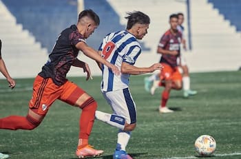 Barnechea se refuerza con goleador histórico de las inferiores de Talleres